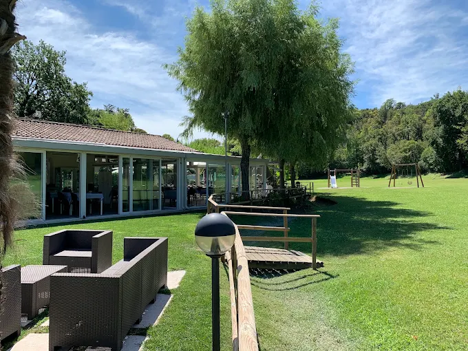 Il giardino del ristorante con il salice e i giochi per i bambini
