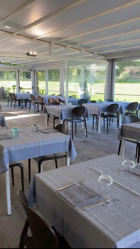 La sala interna con le vetrate affacciate sul giardino