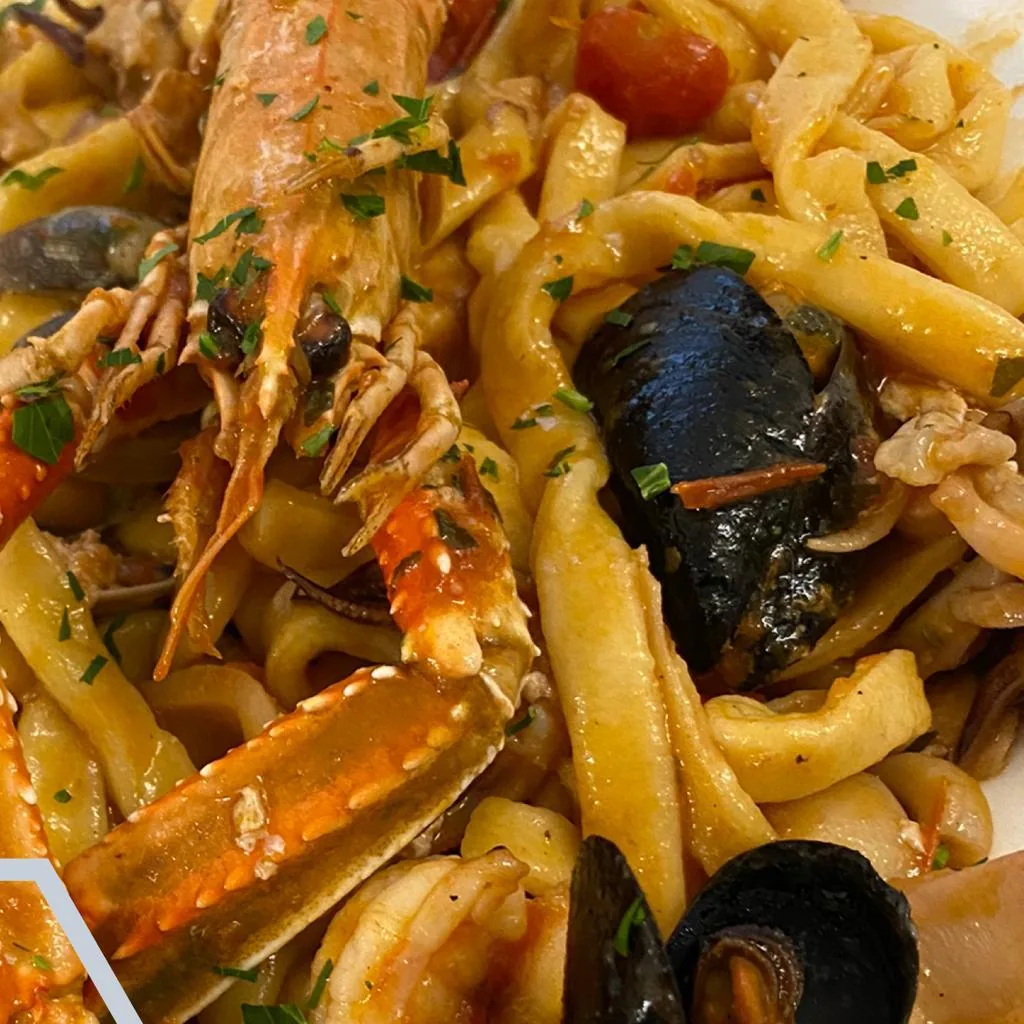 Scialatielli all’amalfitana con cozze e crostacei
